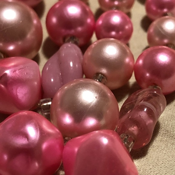Vintage pink beaded three strand necklaces - Picture 7 of 7
